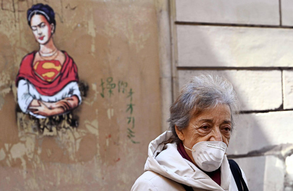 imagen de una mujer con mascarilla en Roma