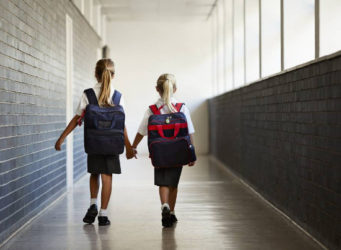 dos niñas entrando en un colegio