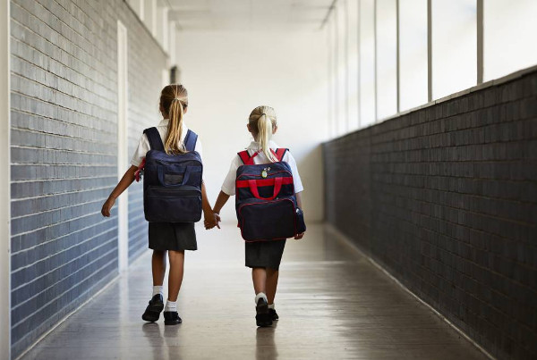 dos niñas entrando en un colegio