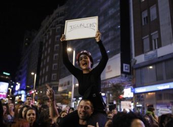 una mujer con la pancarta Igualdad