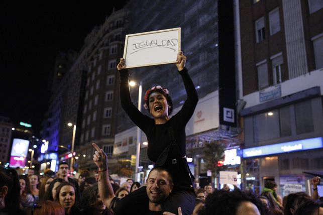 una mujer con la pancarta Igualdad