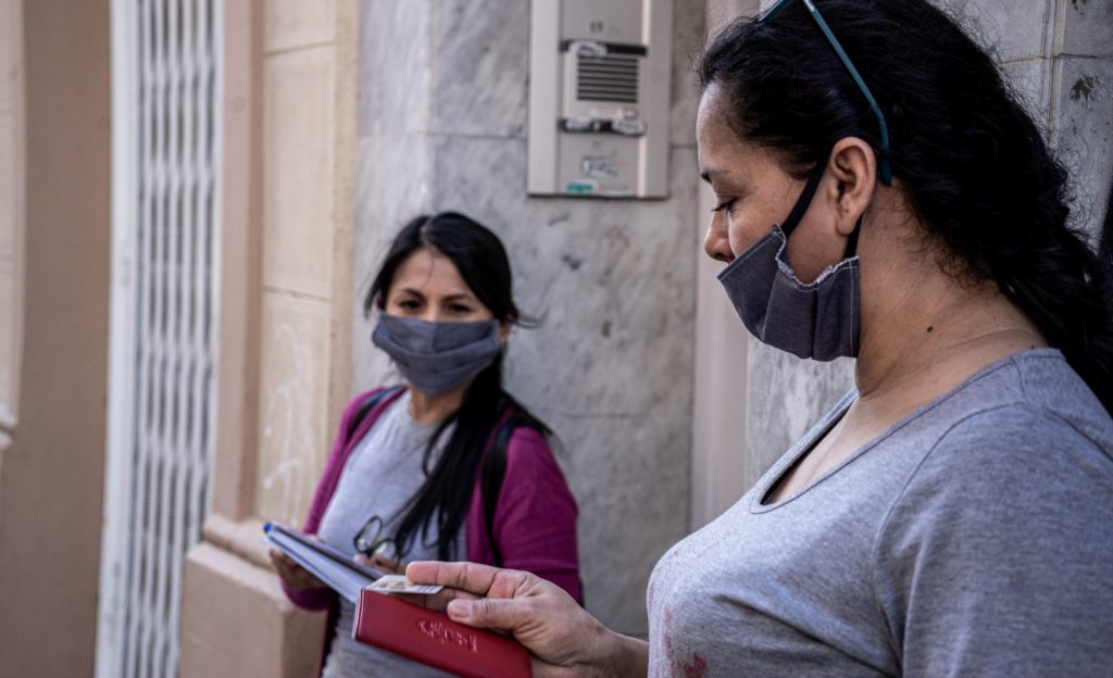 imagen de dos mujeres del Sindicato con mascarilla