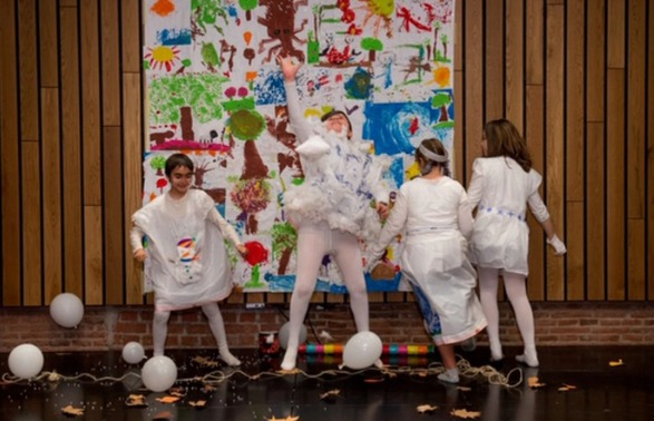 grupo de jóvenes haciendo una obra de teatro