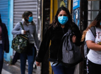 imagen de varias mujeres argentinas con mascarilla en una calle