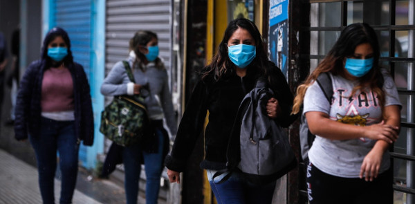 imagen de varias mujeres argentinas con mascarilla en una calle