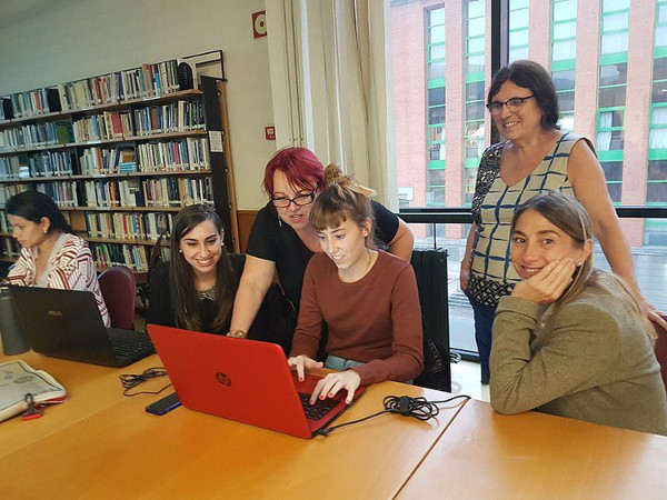 Montserrat Boix y otras mujeres en una editatona por el Día de las Escritoras