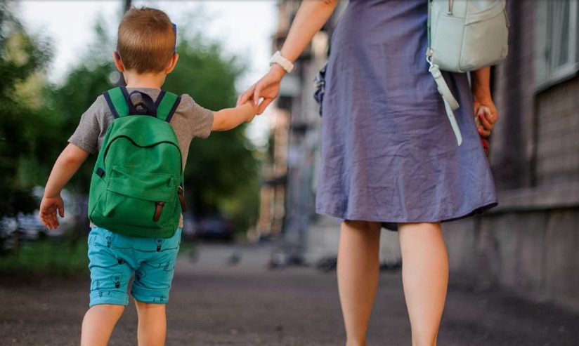 una mujer con un niño de la mano