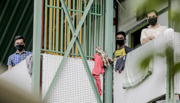 Jovenes con mascarilla en Singapur