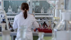 Una investigadora en un laboratorio