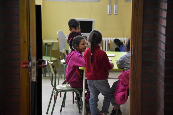 varios niños y niñas en una clase