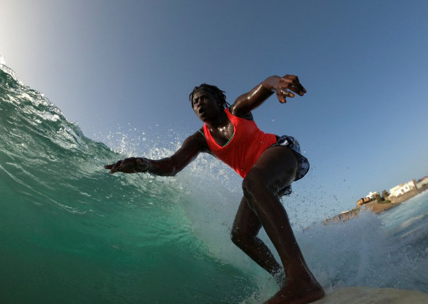 La joven Sambe surfeando