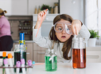una niña en un laboratorio