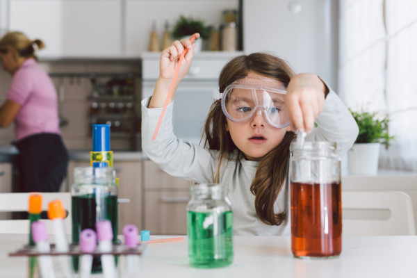 una niña en un laboratorio