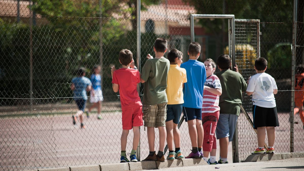 niños jugando en un patio de colegio