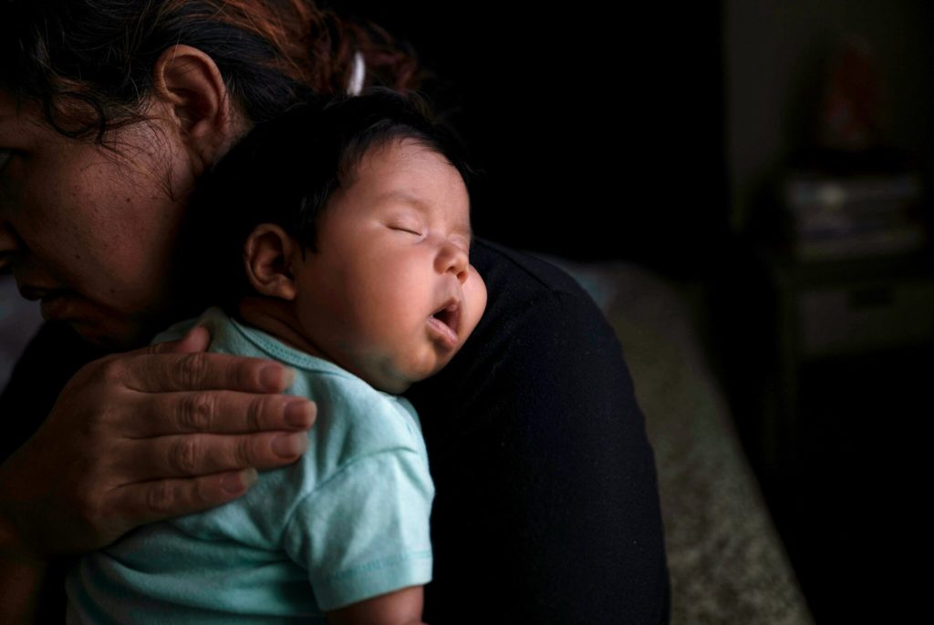 imagen de un bebé en brazos de su madre