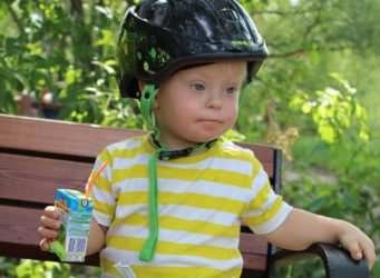 un niño con un casco de moto