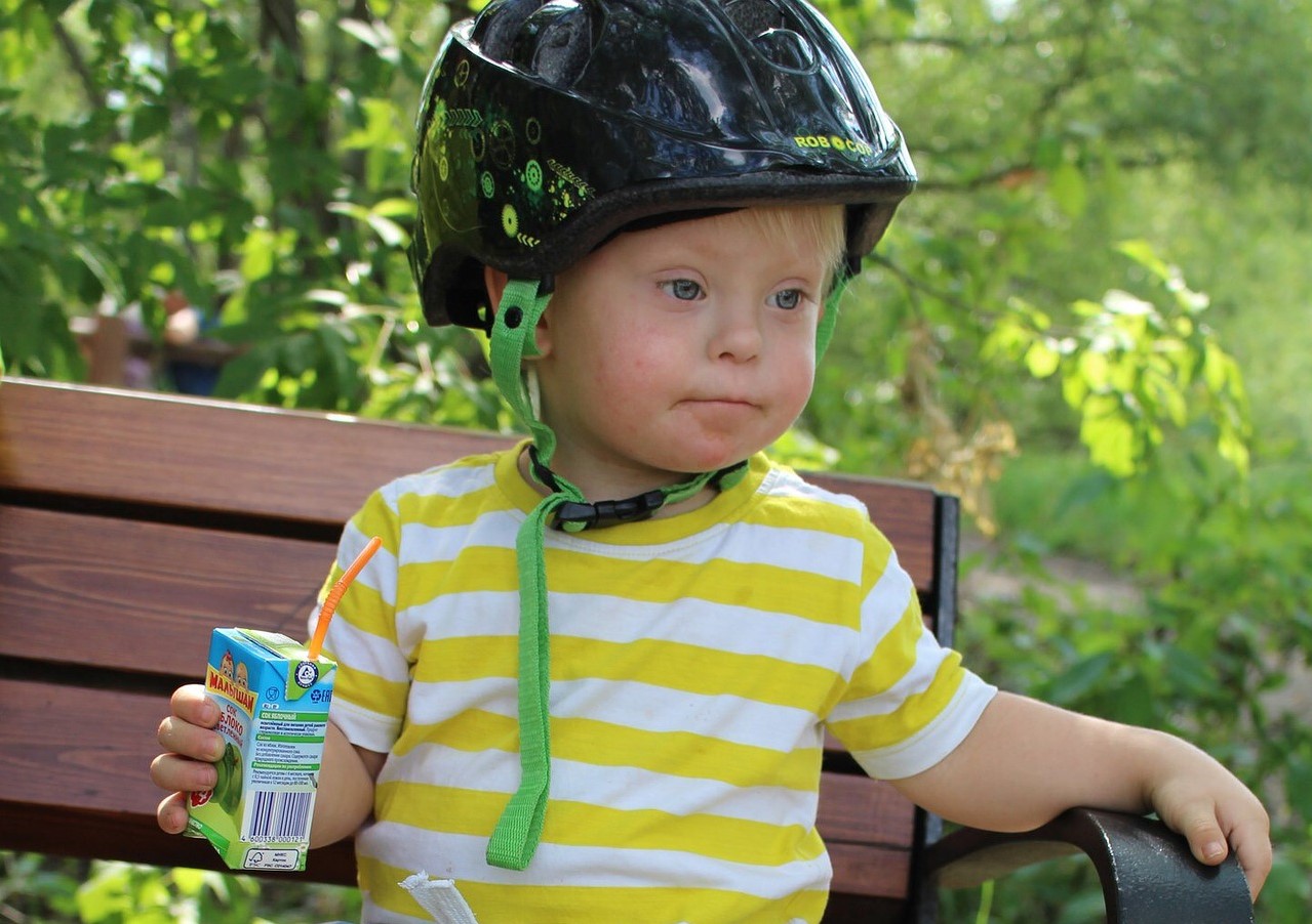 un niño con un casco de moto