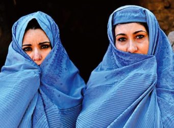 imagen de dos mujeres afganas