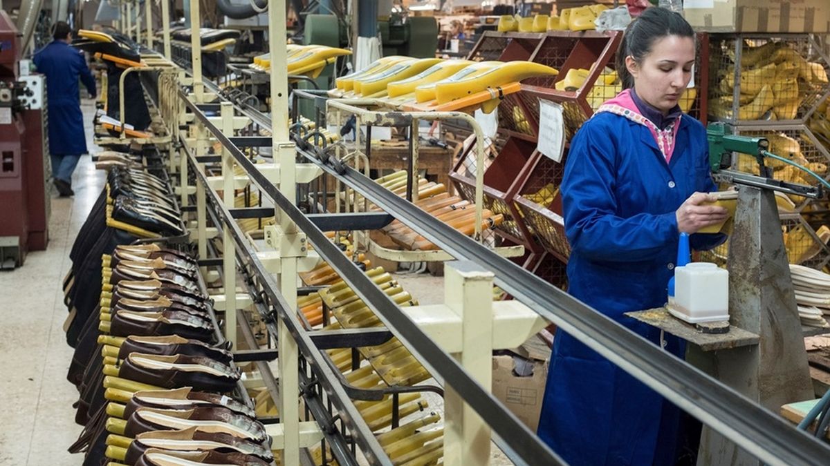 una mujer en una fábrica