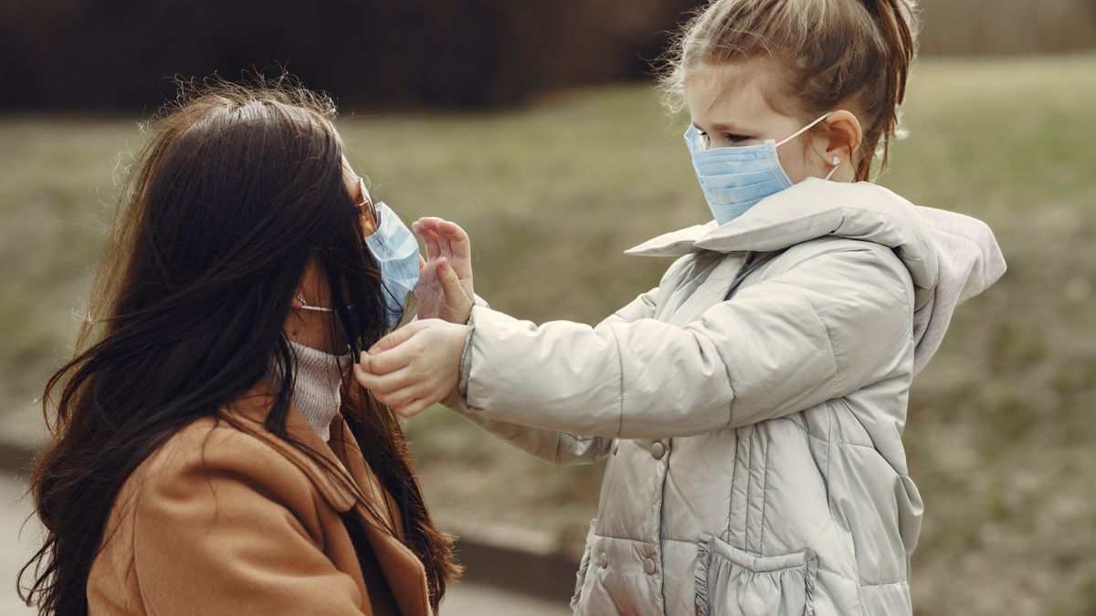 madre e hijas con mascarilla ambas