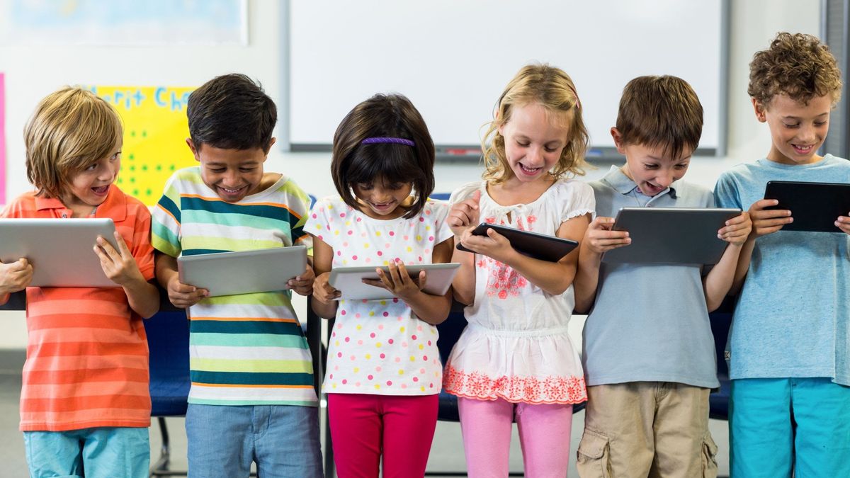 grupo de niños y niñas con tablets