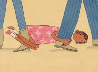 dibujo de una niña aferrada a las piernas de padre y madre