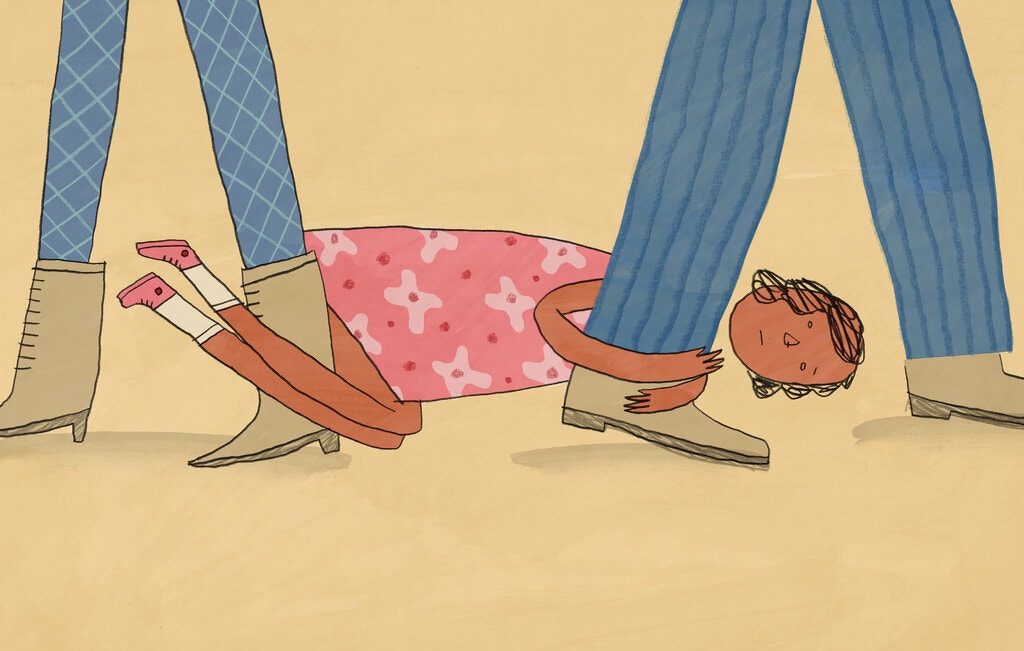 dibujo de una niña aferrada a las piernas de padre y madre