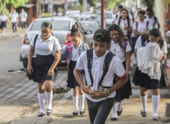 jóvenes van al colegio en Managua