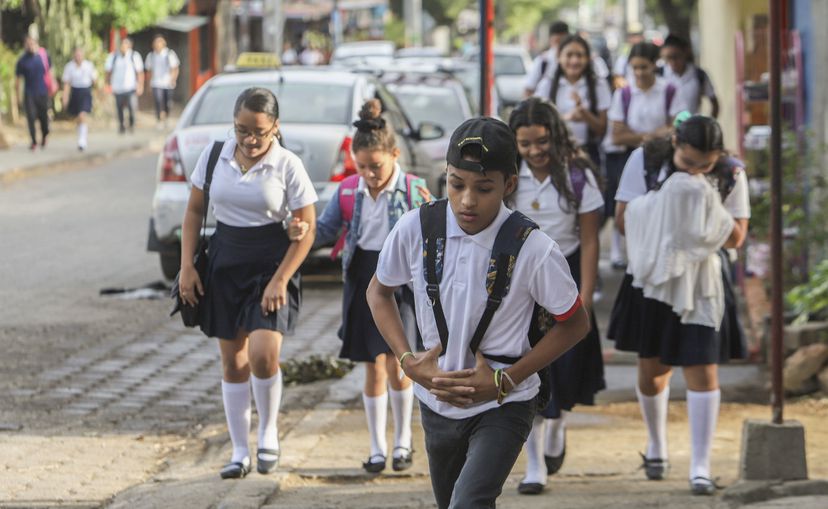 jóvenes van al colegio en Managua