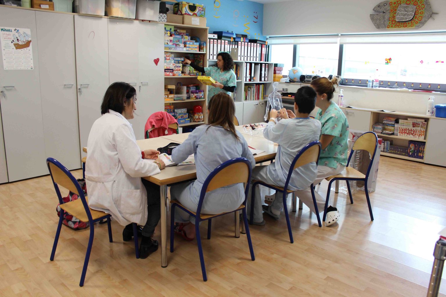 profesoras dan clase a varios alumnos en un hospital