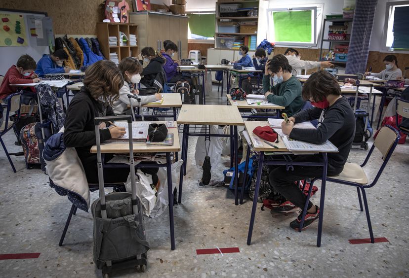 imagen de una clase con los niños con mascarillas