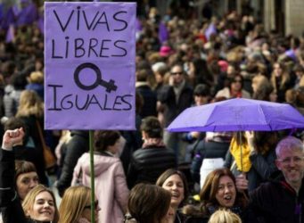 pancarta vivas y libres en una manifestación feminista