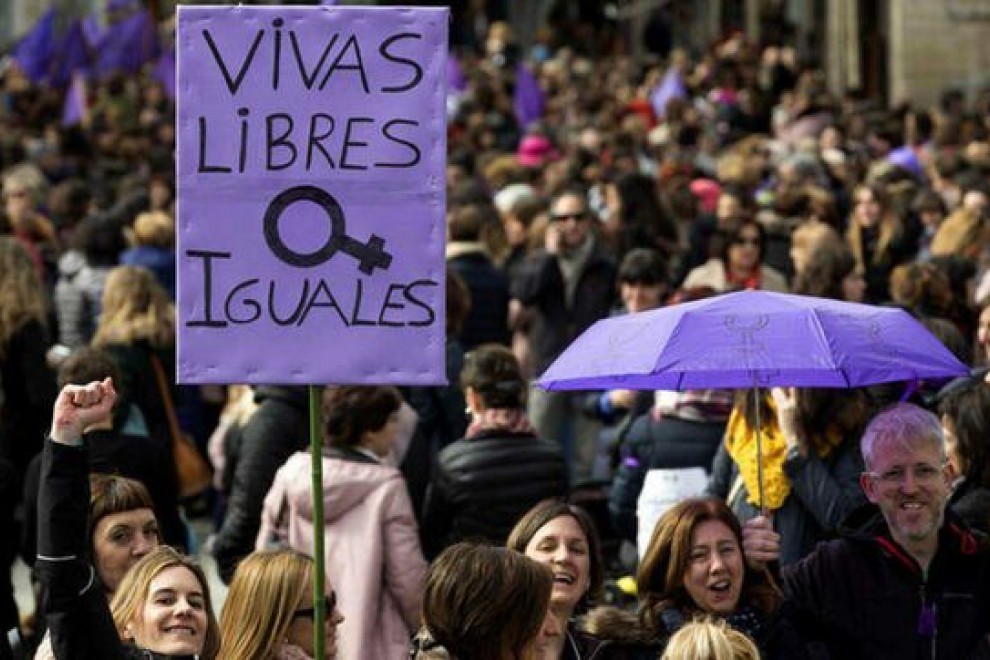 pancarta vivas y libres en una manifestación feminista