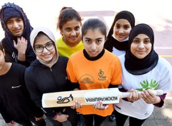 las jóvenes componentes del equipo de críquet