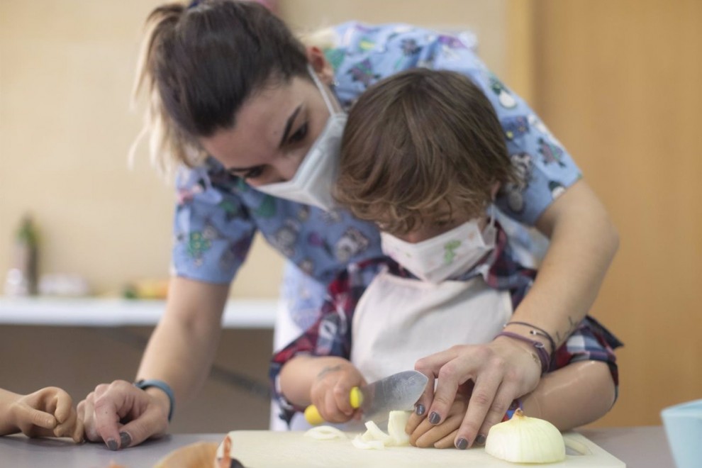 una fisioterapeuta infantil con un niño