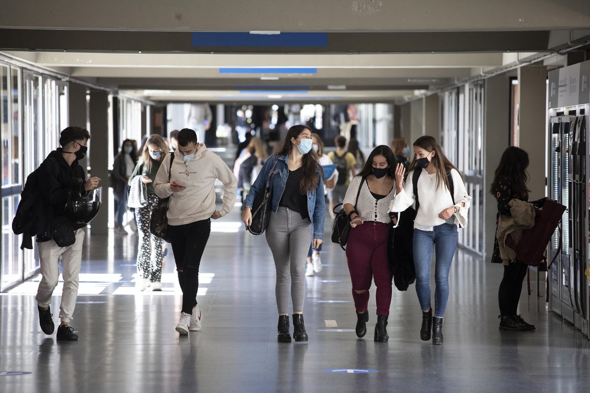 varios jóvenes en un pasillo de centro educativo