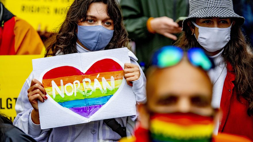 una joven en una manifestación anti Orbán