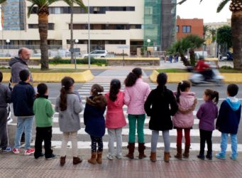 grupo de niños y niñas protestando ante la Delegación de Educación en Melilla
