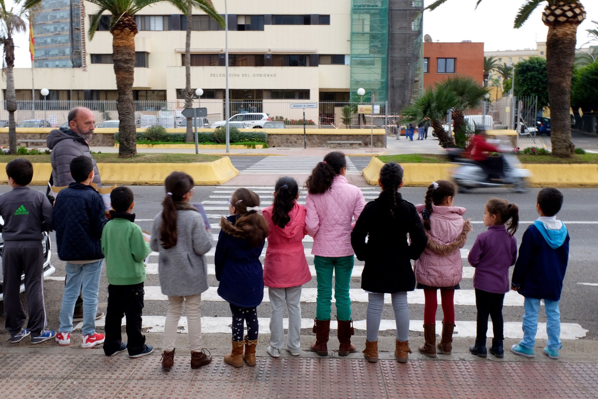 grupo de niños y niñas protestando ante el Ministerio