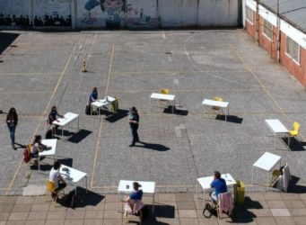 grupo de alumnos en el patio de un centro de Buenos Aires