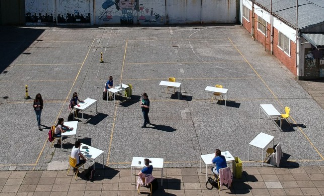 grupo de alumnos en el patio de un centro de Buenos Aires