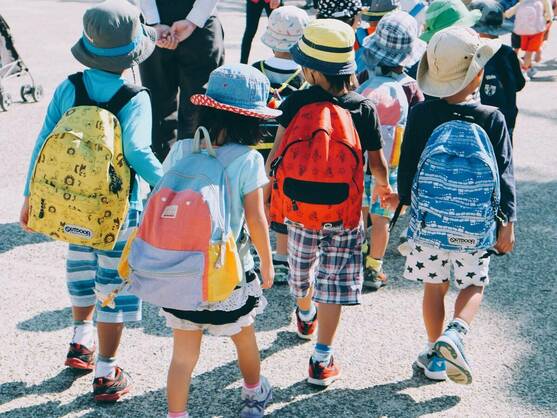 grupo de niñas con mochilas escolares