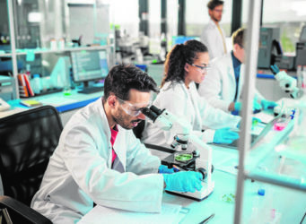 jóvenes trabajando en un laboratorio