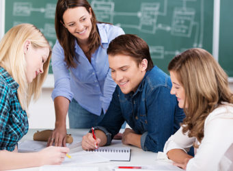 grupo de jóvenes sonrientes