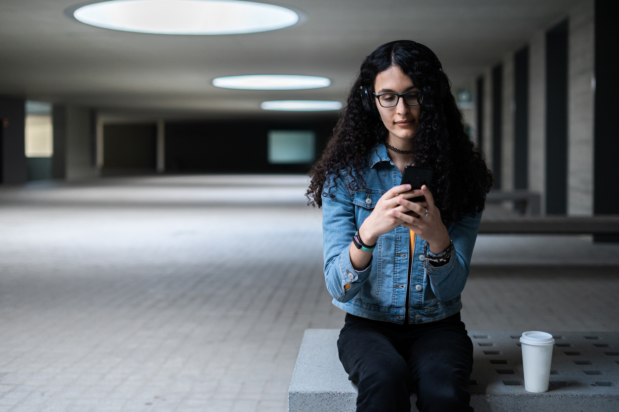 una joven con un teléfono