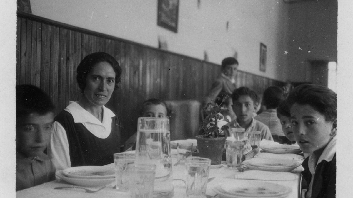 Justa Freire en una mesa con varios niños y niñas