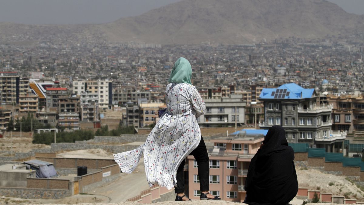 dos mujeres miran Kabul desde un sitio alto