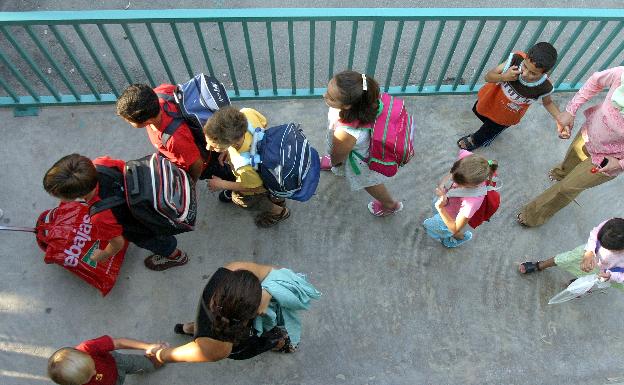 niñas y niños entrando en un colegio