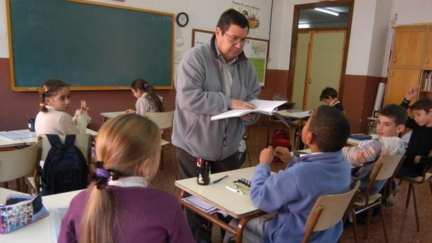 Un profesor en una clase de Religión con alumnado