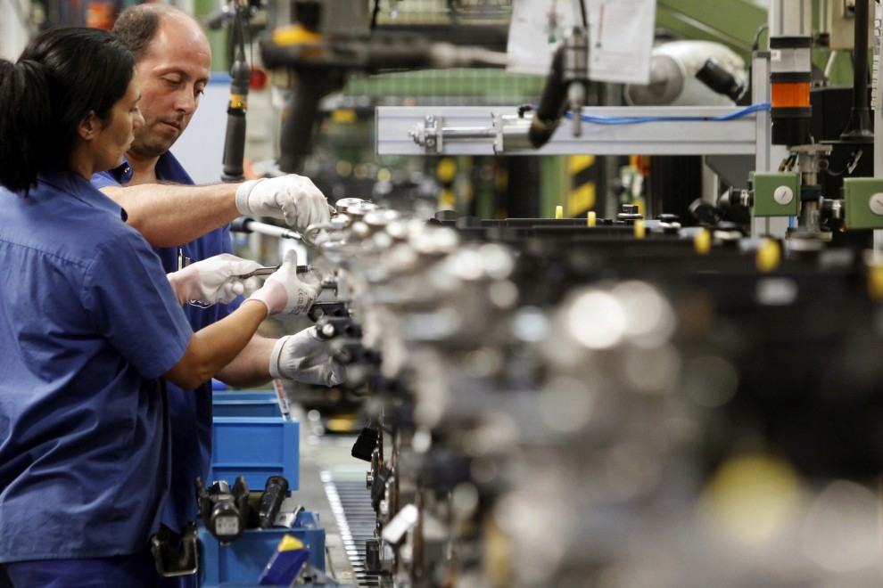 Una trabajadora de una fábrica de coches